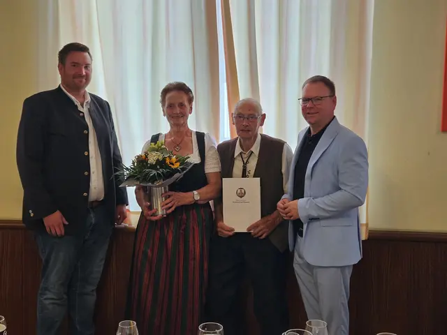 Bgm. Franz Aigner (rechts) und OV GR Christoph Ortner (links) gratulierten dem Jubilar Karl Reiser samt Gattin Rosa Reiser.

 | Foto: Marktgemeinde Kirchberg am Wagram