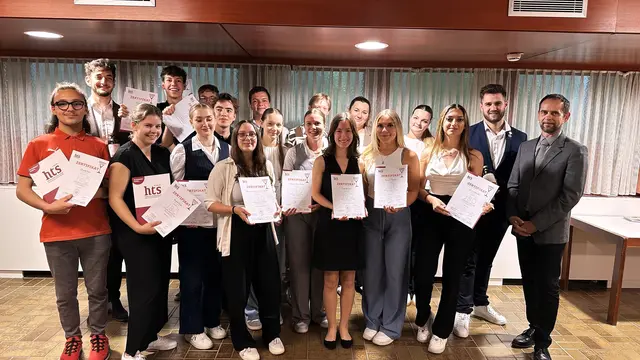 Glücklich über den Abschluss der Ausbildung sind: Nico Özcelik, Lehrer Sebastian Heindl, Paula Wagner, Elisa Schier, Mariella Bauer, Christian Resch, Matthias Niederl, Emma Billensteiner, Dominik Haidinger, Marie-Sophie Bichler, Fabio-Noel Frühwald, Marlies Gabauer-Allmer, Nina Fraberger, Franziska Gruber, Theresia Barnath, Anja Grössbauer, Mariella De Icco sowie die beiden Prüfer Daniel Bouton und Harald Bruch-Müller. | Foto: HTS