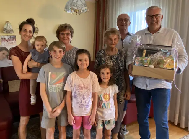 Enkelin Katrin Wechselauer, Schwiegertochter Herta Schachenhuber, Jubilarin Helga Schachenhuber, Sohn Josef Schachenhuber, Bürgermeister Franz Dam sowie die Urenkel der Jubilarin | Foto: Marktgemeinde Absdorf