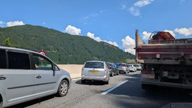 Durch einen  Auffahrunfall, an dem zwei Sattelkraftfahrzeuge mit Auflieger beteiligt waren, kam es auf der Luegbrücke zu einem Megastau.
 | Foto: Verkehrsinfo.it