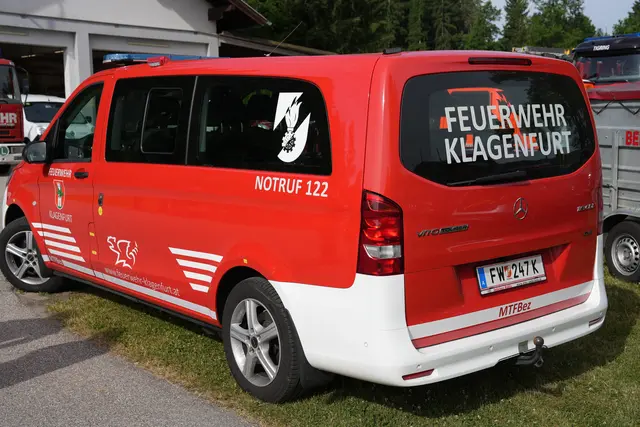 Auf Höhe der Anschlussstelle Dolina geriet das Fahrzeug vermutlich aufgrund eines technischen Defekts in Brand und brannte in weiterer Folge vollständig aus (Symbolfoto) | Foto: MeinBezirk.at
