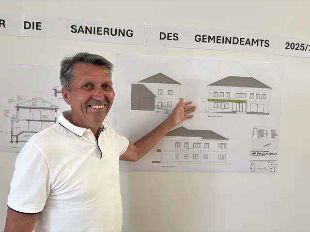 Bürgermeister Berthold Reiter mit dem Plan für die Generalsanierung. Im September beginnen die Bauarbeiten.  | Foto: Steiner-Watzinger