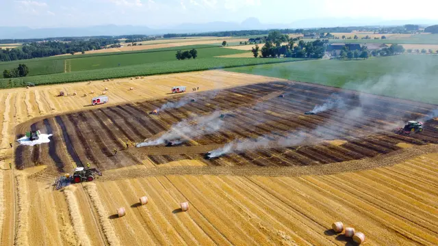 Großflächiger Brand auf dem Stoppelfeld: In Steinhaus begann eine Rundballenpresse während der Mäharbeiten zu brennen. | Foto: laumat.at