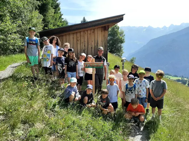 Die Volksschule Ladis lernte die "Zeugen der Vergangenheit" kennenlernen. | Foto: VS Ladis