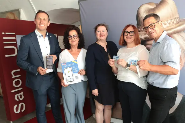 Zu Besuch beim Friseursalon Ulli: Gregor Baumgartner, Silvia Kieslinger, Birgit Rauscher, Christina Moser, Hans Moser. | Foto: Andreas Maringer