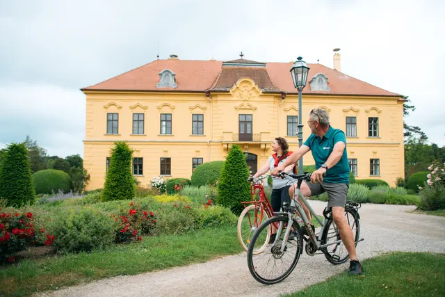 Schloss Eckartsau ist eine Station der Marchfelder Schlösserreich-Radroute. | Foto: Bundesforste