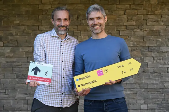 Andreas Tomaselli (Gesellschafter SONA Green Composites) und Michael Walch (Geschäftsführer SONA Green Composites) präsentieren die ersten nachhaltig produzierten Schilder aus Hanffasern. | Foto: © SONA Green Composites