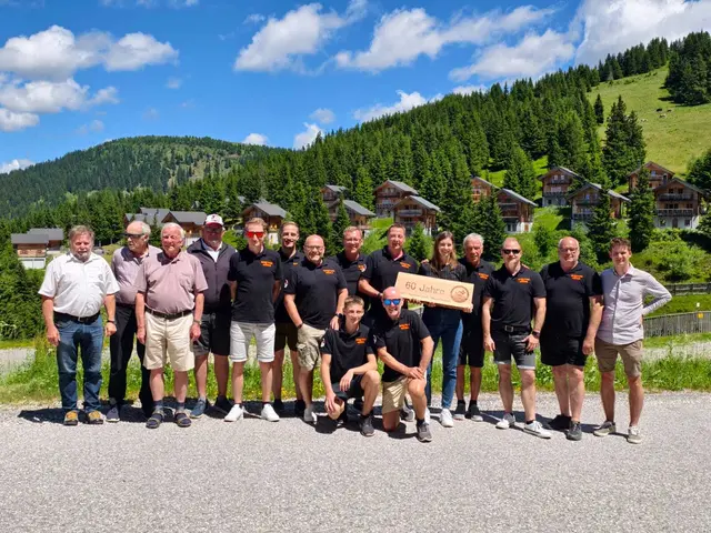 Aktive so wie ehemalige Skiretter feiern den 60er der WSC-Skirrettung, darunter Einsatzleiter Daniel Fellner (Mitte mit Schild), daneben Denise Ragger und Kevin Saiti (Rechts außen) vom Vorstand des WSC. | Foto: Wolfsberger Skiclub Koralpe