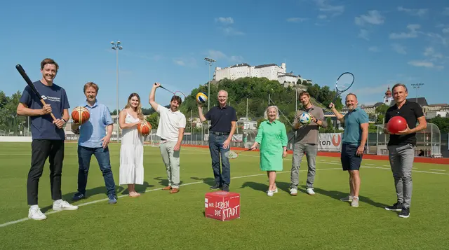 Bereit für den Sommer
V.l.n.r.: Valentin Doupona (Sportzentrum Mitte), Thomas Schuster (Verein Spektrum), Sophie Eidenhammer und Dominique Weisang (beide ASVÖ Salzburg), Helmut Windinger (Stadbibliothek), Stadträtin Andrea Brandner, Lukas Holzmann (Team Vielfalt), Oliver Jarau (ASKÖ Salzburg) und Bernd Frey (Sportunion Salzburg) | Foto: Stadt Salzburg/Alexander Killer