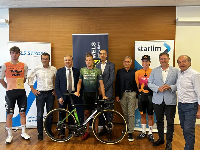 Radsport-Großveranstalter Paul Resch (r.) konnte auch für die diesjährige Auflage des Welser Innenstadtkriteriums Sponsoren und Sportler organisieren. | Foto: MeinBezirk