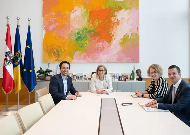 Bundesminister Christoph Wiederkehr, Landeshauptfrau Johanna Mikl-Leitner, Landesrätin Christiane Teschl-Hofmeister und Bildungsdirektor Karl Fritthum (v.l.n.r.)
 | Foto: NLK Filzwieser