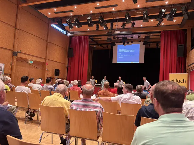 Trotz sommerlichen Temperaturen waren einige Anrainer vor Ort um sich dem Dialog anzuschließen und ließen sich die Lösungen präsentieren | Foto: MeinBezirk.at