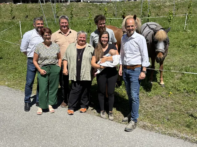 Bezirksobmann Markus Rid, Vizepräsidentin Helga Brunschmid, Bezirksstellenleiter Otmar Juen, Elias, Luisa und Ferdinand Bailom mit Kammerpräsident Josef Hechenberger (v.l.). | Foto: Reichel