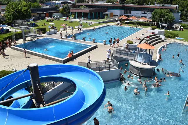 Die Rutsche ist der Höhepunkt des Schwimmbades. | Foto: Preineder