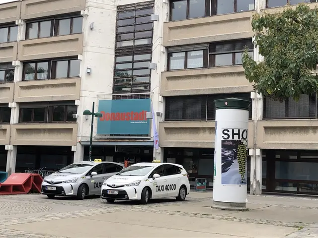 Das alte Bezirkszentrum am Schrödingerplatz soll einem neuen Quartier weichen. Bis zum Baustart dauert es noch. | Foto: Brandl