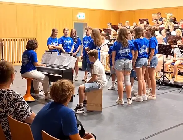 Uraufführung des neuen Schulsongs aus der Feder von Chorleiterin Yvonne Kirschbaum | Foto: Mittelschule Bad Schwanberg