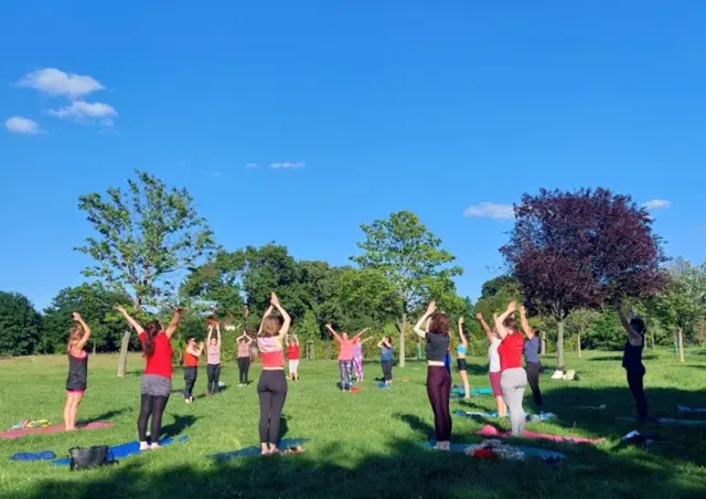 Yogaeinheit am Wiener Zentralfriedhof. | Foto: Friedhöfe Wien