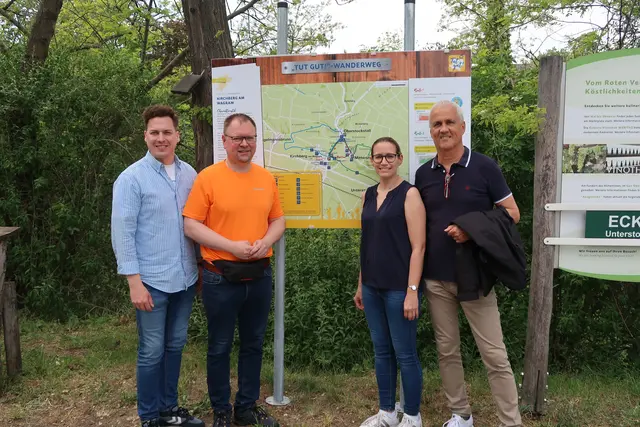 „Tut gut“ Weg in Kirchberg am Wagram: LAbg. Bernhard Heinreichsberger, Bgm. Franz Aigner, Bettina Sammer und Vbgm.a. D. Erwin Mantler. | Foto: Marktgemeinde Kirchberg am Wagram