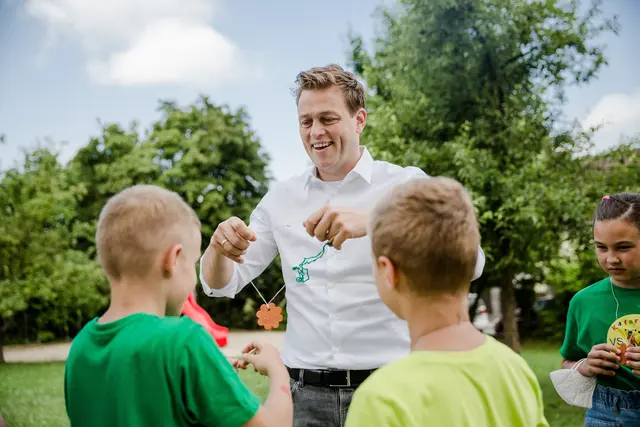 Landesrat Stefan Kaineder freut sich, dass die Schulen ein Zeichen für gelebten Klimaschutz setzen. | Foto: Land OÖ/Werner Dedl