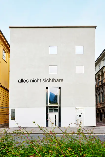 „alles nicht sichtbare“ (2005), an der Fassade von obermoser + partner architekten. | Foto: Johannes Plattner