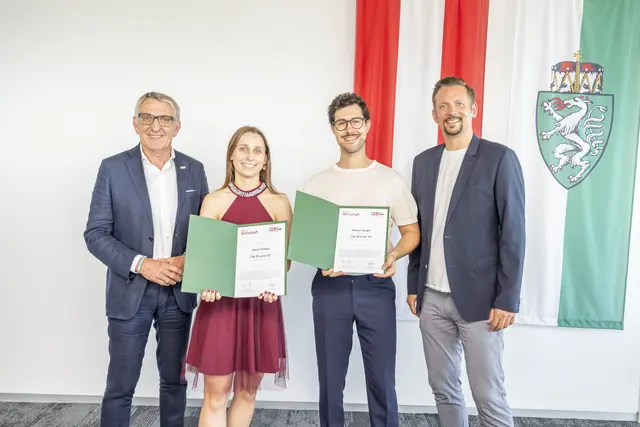 Jasmin Rabko und Marcel Sorger  (Mitte) bekamen von WKO-Steiermark-Präsident Josef Herk (l.) und „Steirische Wirtschaft“-Chefredakteur Mario Lugger (re.) ihre Auszeichnungen überreicht.  | Foto: Foto Fischer