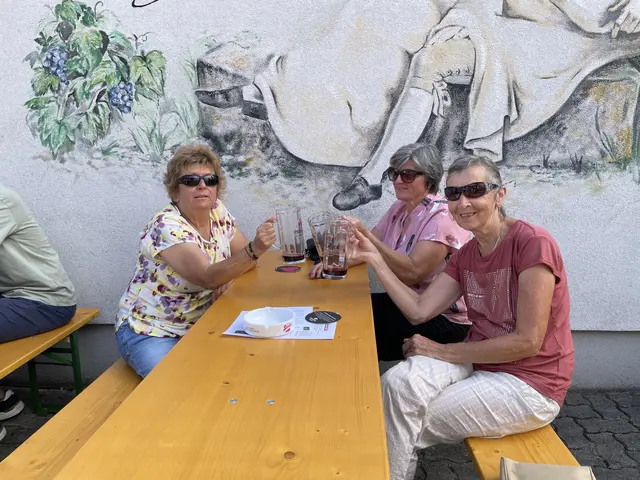 "Zum Wohl!", auf ewige Freundschaft und tolle Gespräche wurde beim Rotwein-Treff in Horitschon feierlich angestoßen!