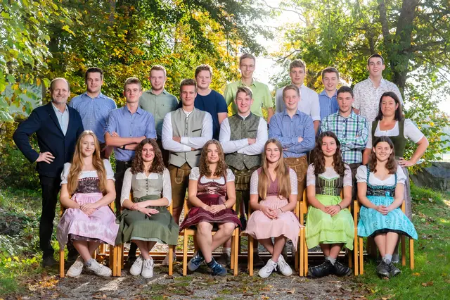 3aLW
1. Reihe v. l.: Lea Hartl, Amelie Höglinger, Rosalie Gortana, Veronika Hofer, Valerie Höller, Kerstin Klopf
2. Reihe v. l.: Direktor Johann Gaisberger, Johannes Kaiser, David Haudum, Raphael Hauzenberger, David Gierlinger, Dominik Eder, Klassenvorständin Roswitha Hofmann
3. Reihe v. l.: Matthias Grübl, Felix Eckerstorfer, Jakob Hanner, Marcel Bauer, Simon Kainberger, Paul Grims, Michael Allerstorfer | Foto: LWBFS Schlägl