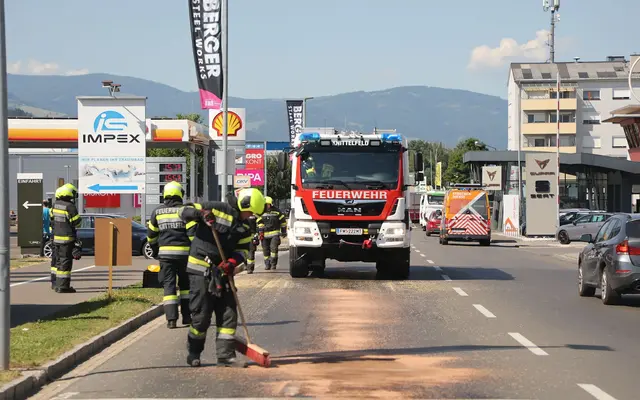 Die Feuerwehrleute mussten Bindemittel auf der Straße verteilen. | Foto: Thomas Zeiler/FF