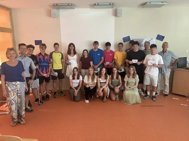 Die erfolgreichen Quizzler mit Direktorin Gudrun Finder und Botschafter Günther Kollau | Foto: Wagner-Scherr