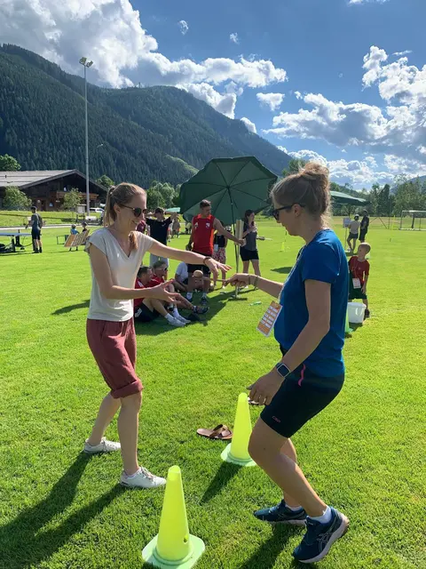 In Zweierteams stellte man sich verschiedenen Stationen. | Foto: Gemeinde Hollersbach/Avos