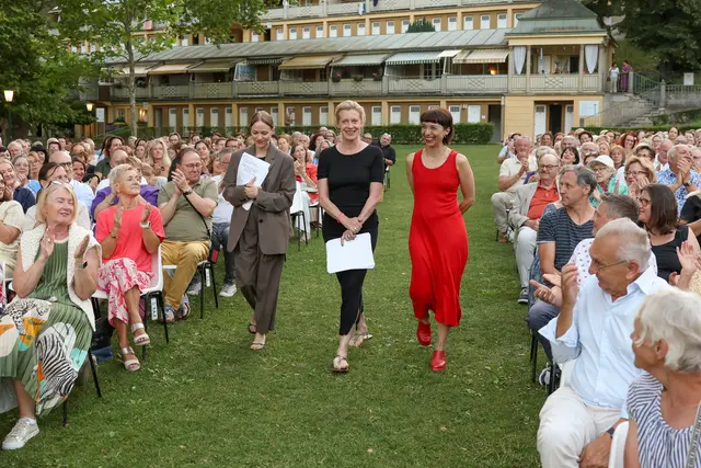 Schon zum Auftakt gab es Auftrittsapplaus für das außergewöhnliche Trio Caroline Peters, Mavie Hörbiger und Ruth Brauer-Kvam beim ersten gemeinsamen Auftritt. | Foto: Schiffl/Vöslauer