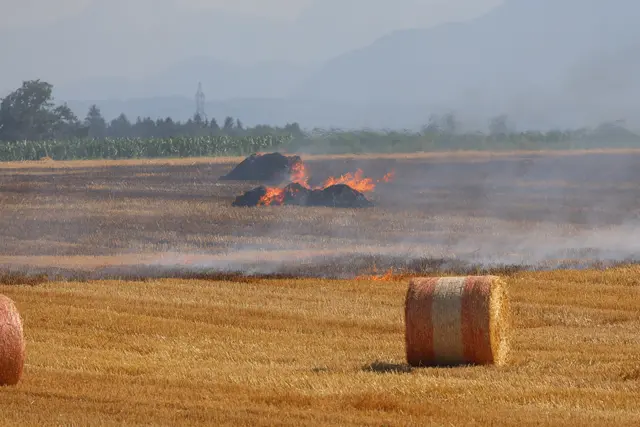 Großflächiger Brand auf dem Stoppelfeld: In Steinhaus begann eine Rundballenpresse während der Mäharbeiten zu brennen. | Foto: laumat.at
