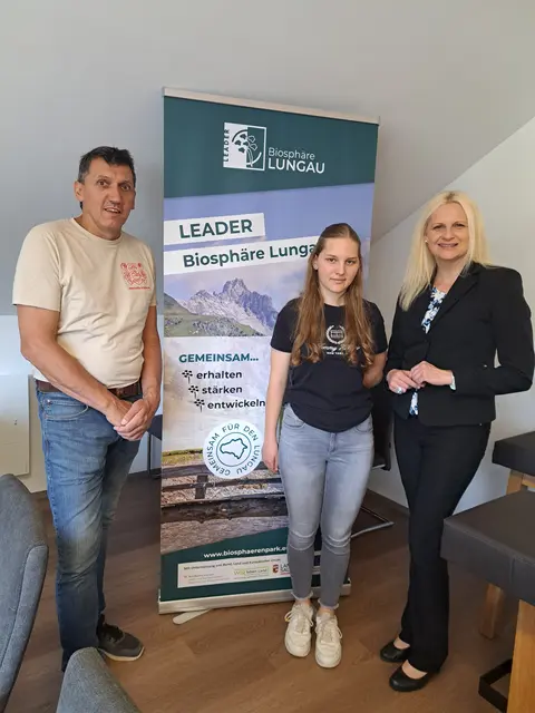 Von li. nach re: Hans Schiefer (Familie Schiefer OG), Zäzilia Gruber und Mag. Petra Lüftenegger (GF LEADER Biosphäre Lungau)