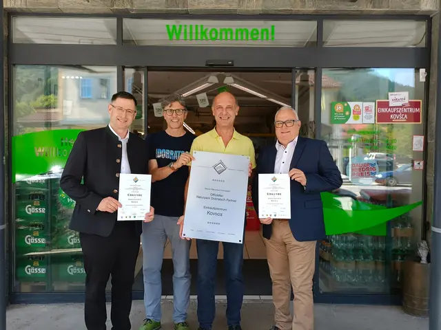 Bürgermeister Alfred Altersberger, Vizebürgermeister Michael Rohr, Anton
Kovsca und Naturpark-Geschäftsführer Robert Heuberger | Foto: Naturparke Kärnten