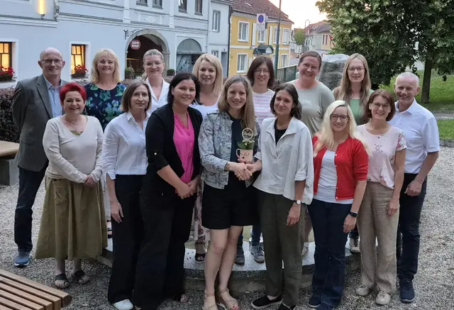 Karl Mayer, Renate Lindhuber, Klaudia Zuser, Christina Sieder, Daniela Ciobra, Doris Kollarz, Bettina Sturmlechner, Katharina Brader, Gerlinde Waxenegger, Katrin Mühlbachler, Katharina Daxauer, Kathrin Lienbacher, Rosemarie Hebenstreit, Dagmar Karner und Martin Leonhardsberger. | Foto: Stadt Mank