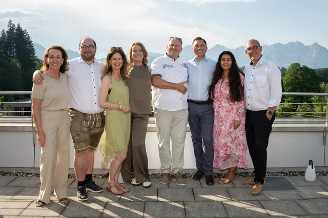 GF Maik Gruba (3. v. re.) mit seinem Management-Team Elisabeth Bernroithner, Karl Schlagenhaufen, Maren Dose, Christine Erfurt, Reinhard Steiner, Neda Firouzi und Franz Gredler. | Foto: Verkehrsbüro/APA