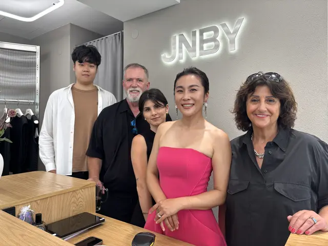 Lucas Song, Matthias Schäfer, Burcu Cetinkaya, Yang Yang Wang und Agathe Pöll (v. li.) bei der Eröffnung des JNBY-Stores in St. Johann. | Foto: Johanna Bamberger