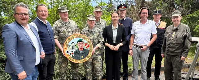 "Scharfschützen mit Ehrenscheibe" v.l.: NR Klaus Mayr, Bgm Karl-Josef Schubert, Vzlt Christian Windisch, Obstlt Verena Plattner, Obst Stefan Lehne, Bürgermeisterin Victoria Weber, PI AbtInsp. Thomas Widmann, LA Alexander Gamper, Stv. Landesfeuerwehrkdt Hannes Mayr, Militärpfarrer Ahrer Gmachl.  | Foto: Fotos: Walpoth