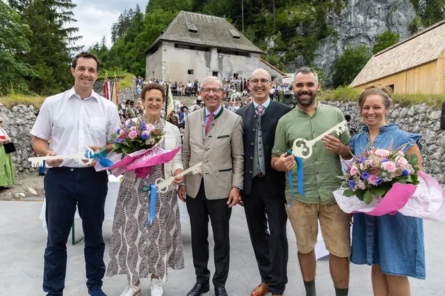  Thomas Reisenhofer (Betreiber Rutsche), Maximilian Brunner (Geschäftsführer Salzburger Burgen &amp; Schlösser), Landeshauptmann Wilfried Haslauer, Elisabeth Schratl (Fort Kniepass), Thomas Hollaus und Eva Sievers (Gastronom Fort Kulinarik) | Foto: Burgen und Schlösser/Neumayr/Hofer