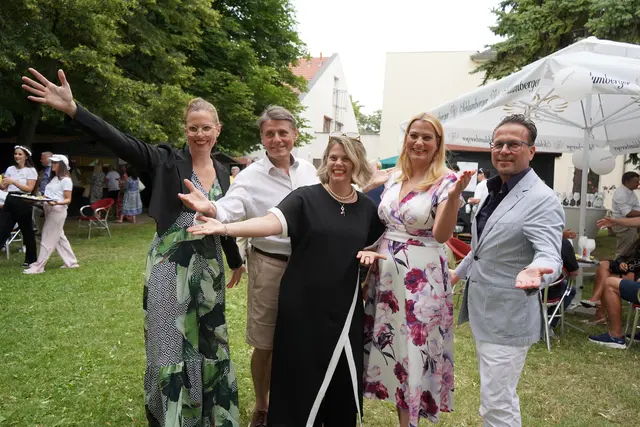 Bei der Premiere des Theater Sommer Parndorf: Landeshauptmann Stv. Anja Haider-Wallner, Intendant Christian Spatzek, Landesrätin Daniela Winkler, von den Kulturbetrieben Burgenland Geschäftsführerin Claudia Prieber und kaufm. Leiter Parndorf Alexander Kery | Foto: Andrea Glatzer