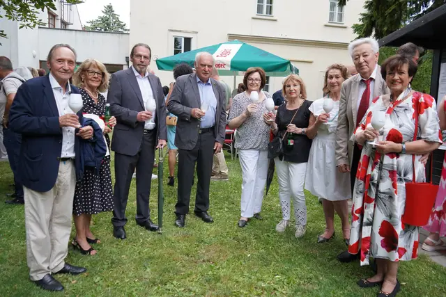 Gäste und Vertreter der Weinritter vom Ordo Equestris Vini Europae mit Consul Prof. Alfred Tombor-Tintera (Bildmitte)  | Foto: Andrea Glatzer