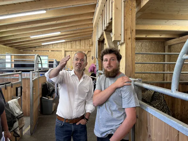 Landwirtschaftskammer-Präsident Josef Hechenberger (li) hatte viele Fragen an Elias Bailom. | Foto: Reichel