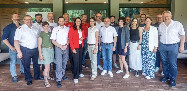 Landesrätin Sara Schaar gemeinsam mit VertreterInnen der Einsatzorganisationen aus dem Bezirk Hermagor, dem Zivilschutzverband Kärnten, der Feuerwehr, der GemeindevertreterInnen, Leitungsteam des BORG Hermagor sowie dem Gastgeber des KLE-SCH.   | Foto: Andreas Lutche