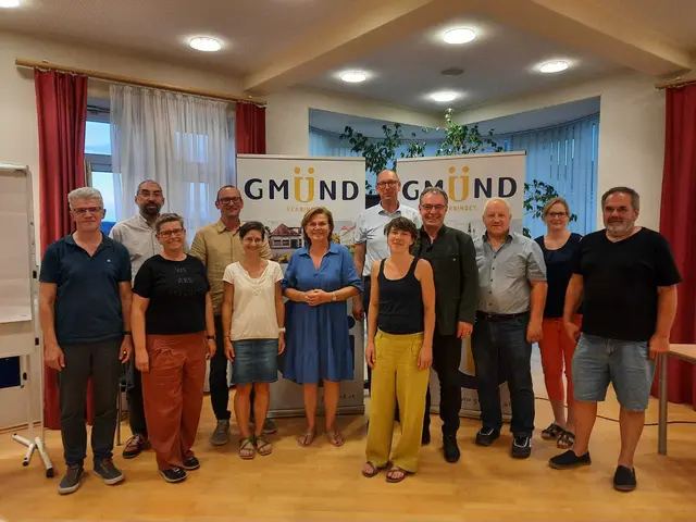v.l.: Landschaftsplaner Franz Grossauer, Gemeinderat Georg Libowitzky, Schriftführerin Irene Pelz, Biobauern Daniela und Wolfgang Weißensteiner, Bürgermeisterin und Blockheide-Obfrau Helga Rosenmayer, Unternehmer Andreas Weber, Landschaftsplanerin Verena Gretz, Waldvierteltourismus-Geschäftsführer Tom Bauer, Johann Kellner, Stadträtin Andrea Fillek und Kassier Josef Hofmann.  | Foto: Verein Naturpark Blockheide