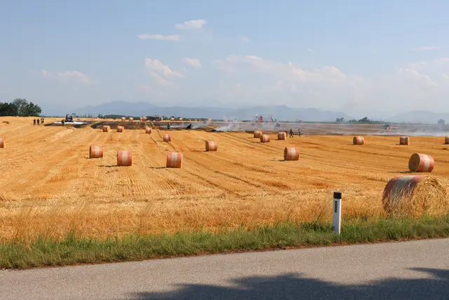 Großflächiger Brand auf dem Stoppelfeld: In Steinhaus begann eine Rundballenpresse während der Mäharbeiten zu brennen. | Foto: laumat.at