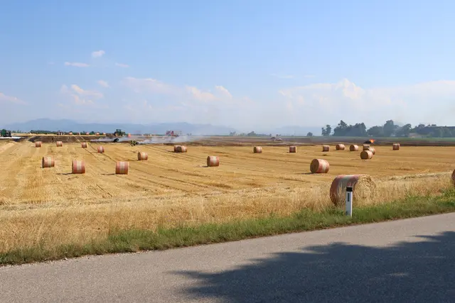 Großflächiger Brand auf dem Stoppelfeld: In Steinhaus begann eine Rundballenpresse während der Mäharbeiten zu brennen. | Foto: laumat.at