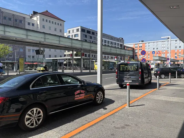 Die Parkplätze vor dem Bahnhof sind derzeit für Taxis reserviert. 