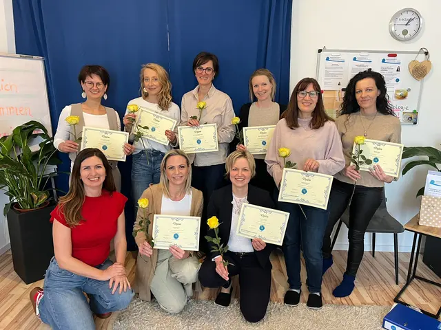 Absolventinnen und Absolventen der Akademie Goldene Balance beim Abschluss ihrer Kurse. | Foto: Akademie Goldene Balance