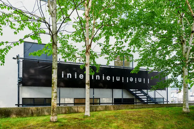 „Linie“ (1966), an der Fassade des aut.architektur und tirol / Archiv für Bau.Kunst.Geschichte. | Foto: Johannes Plattner