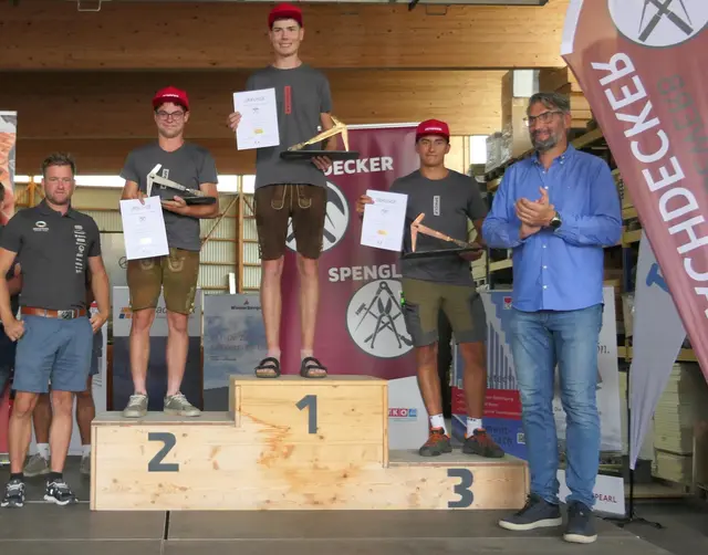 Landeslehrlingswettbewerb der Dachdecker 2025 (vl.): Landeslehrlingswart Johannes Wieser, Matthäus Kniewasser (2. Platz), Florian Koch (1. Platz), Maximilian Mathe (3. Platz) und Landesinnungsmeister Jürgen Innocente. | Foto: WKOÖ